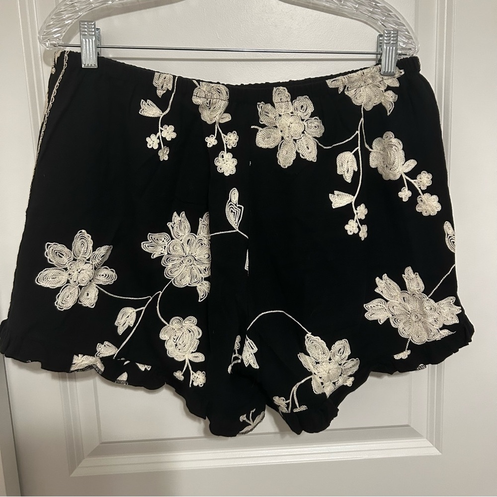 A Beautiful Soul Black Embroidered Floral Shorts Size L Boho Festival Tassel - Picture 7 of 10